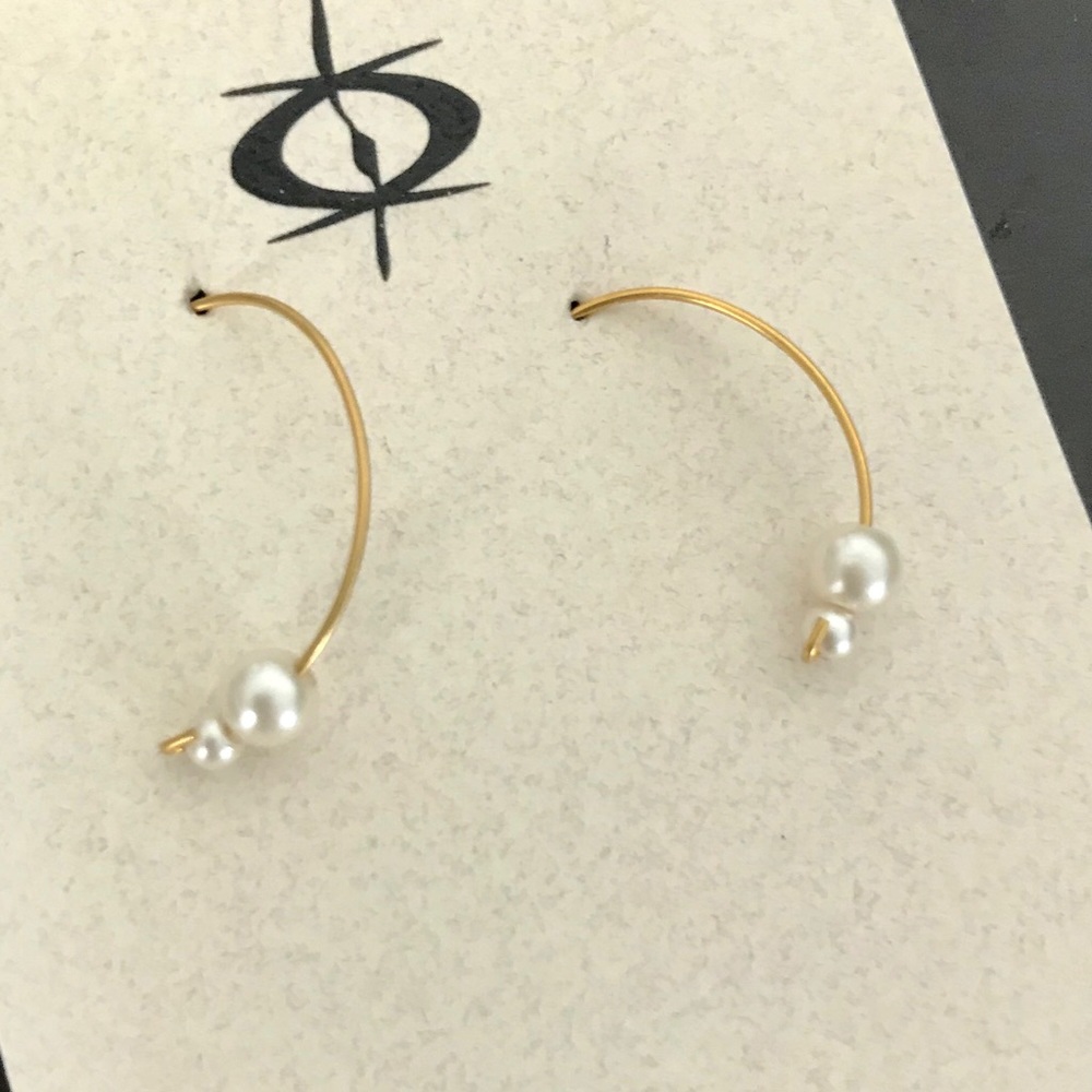 NWOT Austin Design pearl earrings